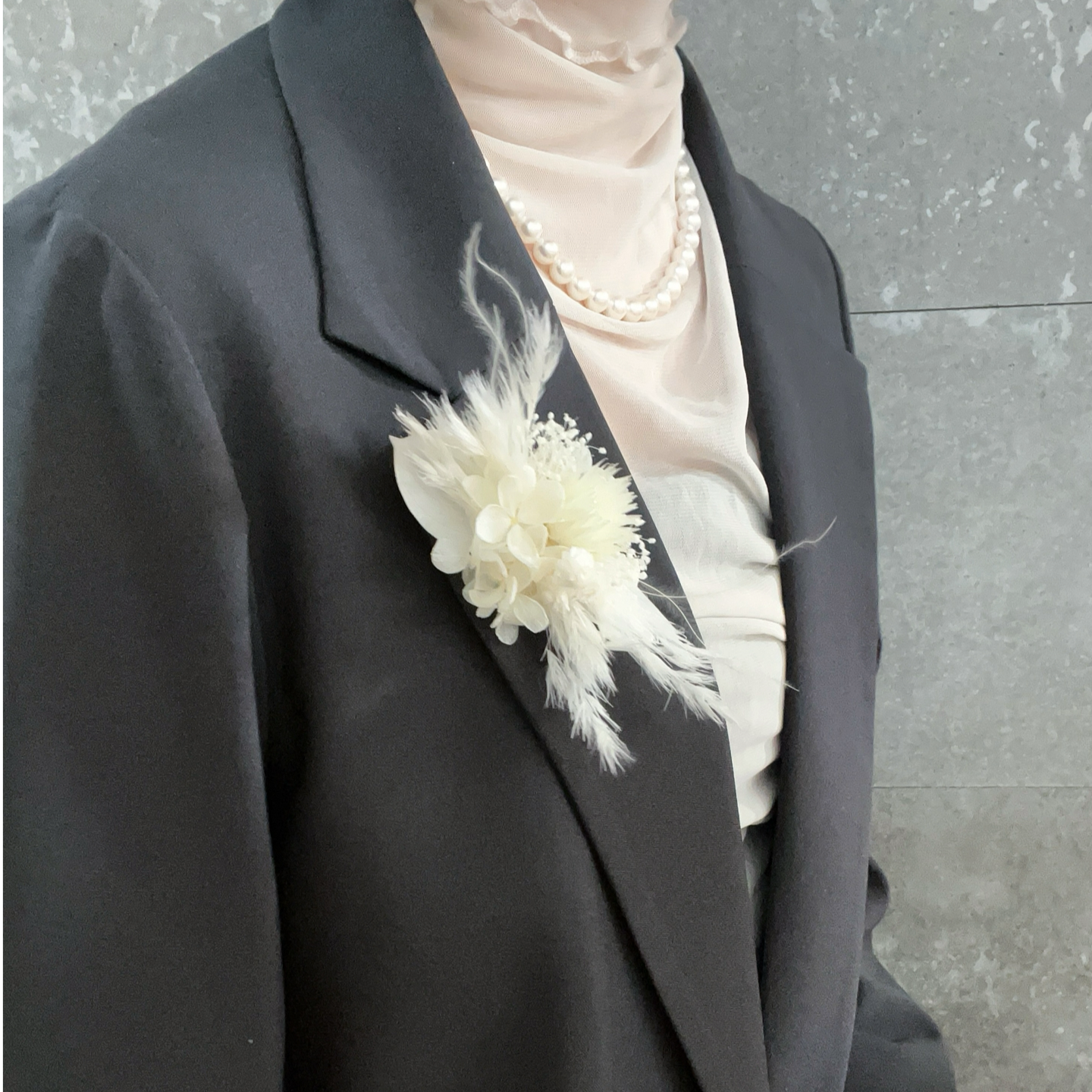 モダンなふわふわコサージュ